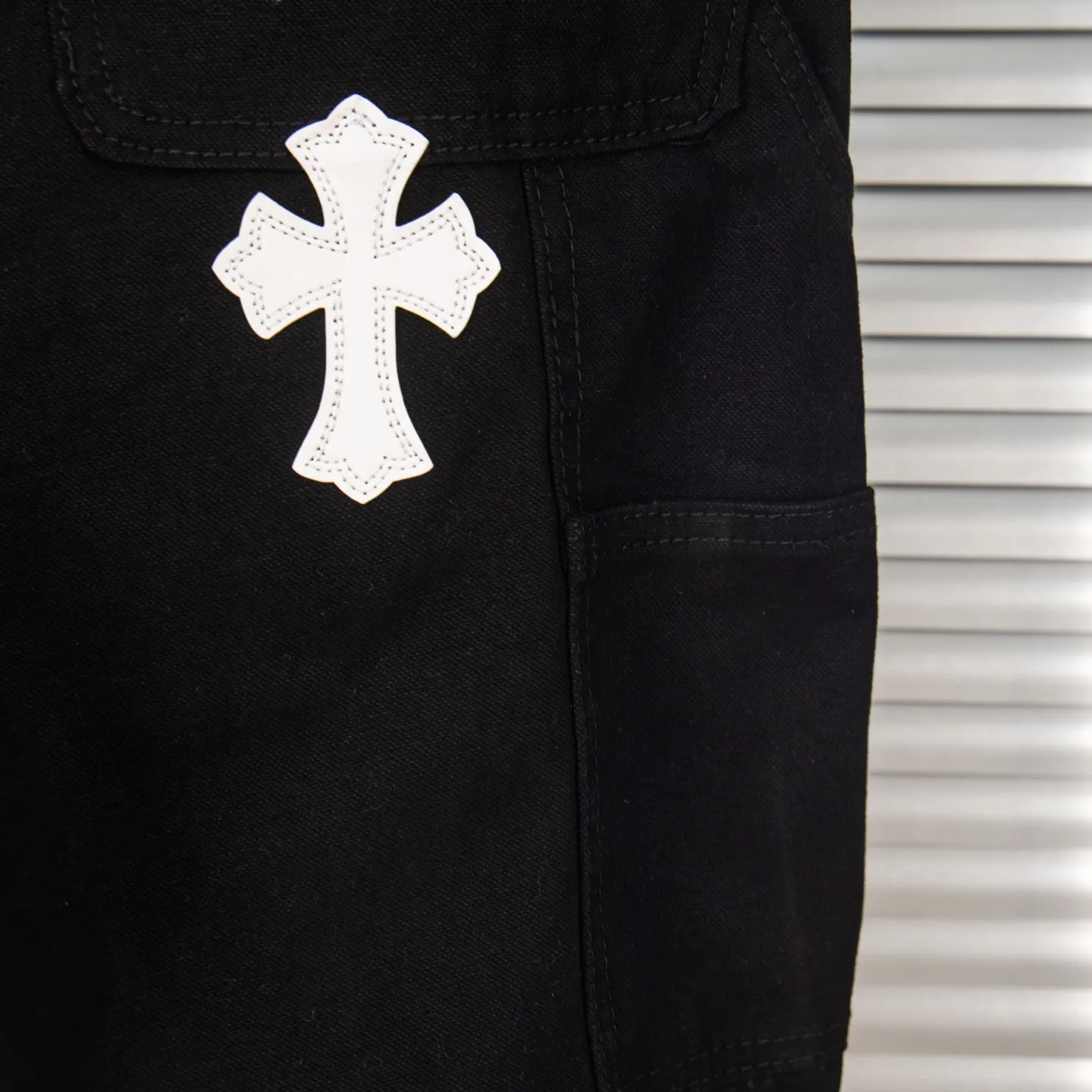 P260 Chrome Hearts co-branded Carhartt zipper leather jeans, priced at 16W+, patchwork cross pattern embellishment, high-waisted washed jeans! ! Absolutely high-end luxury products, 8W+ level god-level single products, super popular products, made with top heavy industry, a magic weapon that cannot be missed. About Kroxin This is an extremely luxurious fashion brand, which can also be called the nobles of the high street. It has always been an exclusive brand for some hipsters or the rich second generation. Compared with ordinary high streets, it is more luxurious and noble. Compared with luxury brands, it has a more fashionable personality and has always been a brand that I have a special liking for. Style number: 1772# Size: 28 30 32 34 36